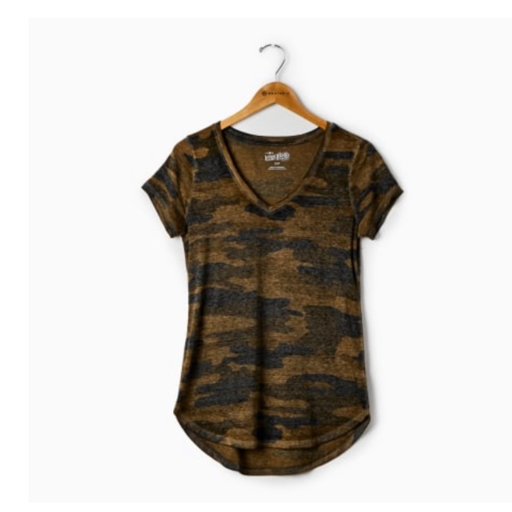 V neck camo tee 💚